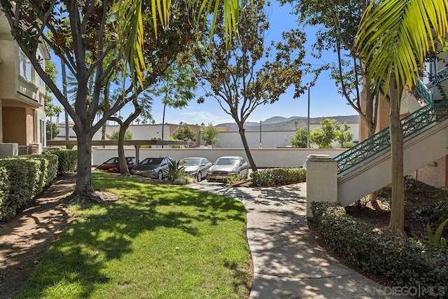 view of yard featuring a mountain view