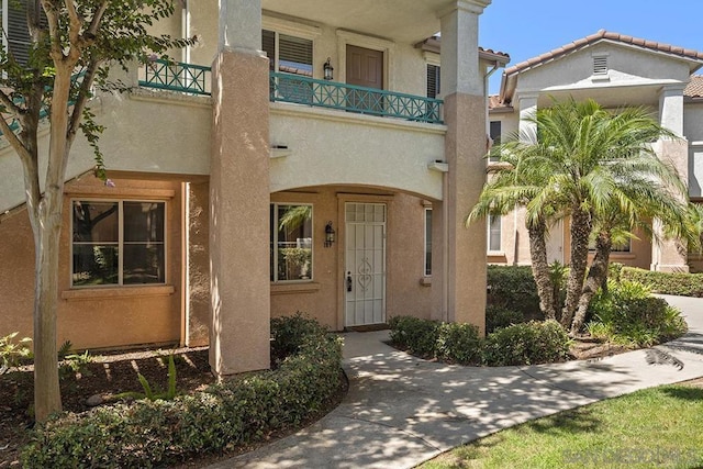 property entrance featuring a balcony