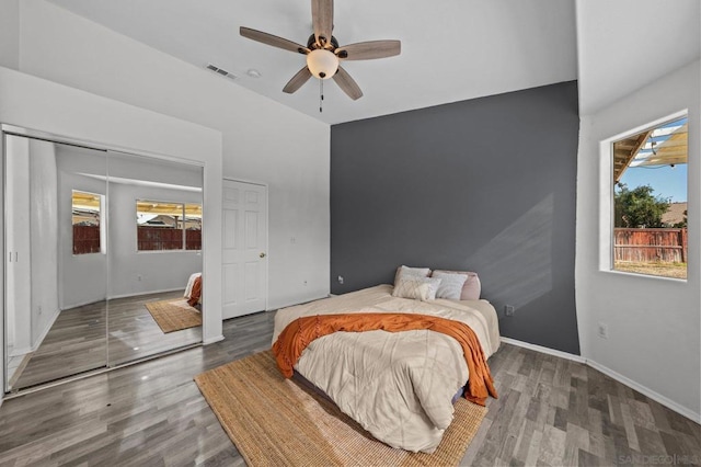 bedroom featuring dark hardwood / wood-style floors, ceiling fan, and a closet