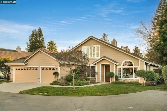 view of front of property featuring a front yard and a garage