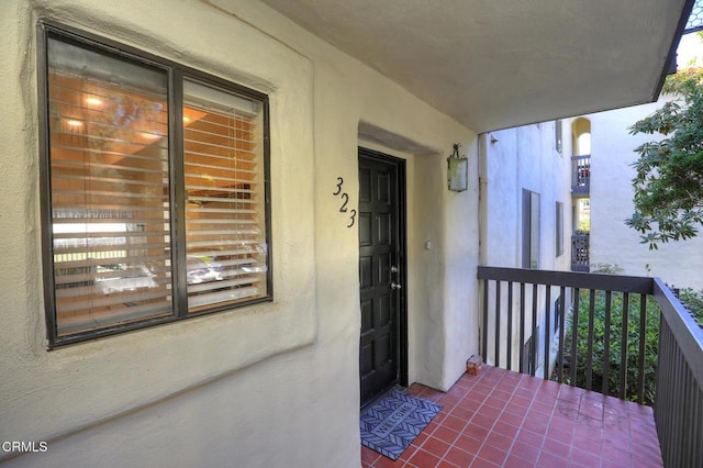 property entrance featuring a balcony