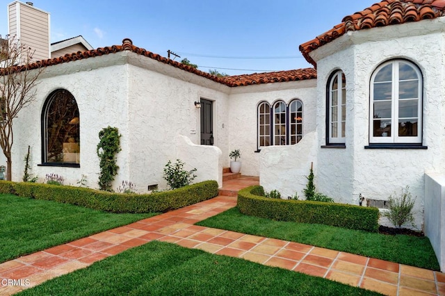 view of front of home with a front lawn