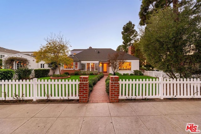 view of front of property featuring a front lawn