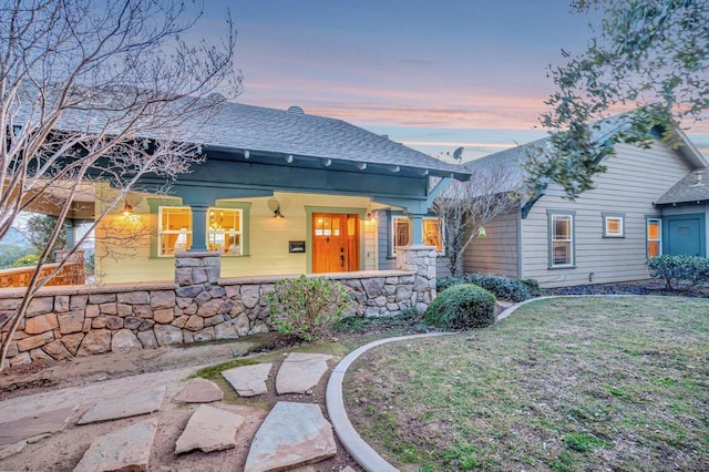 view of front of house featuring a yard