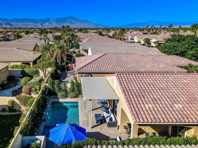 birds eye view of property featuring a mountain view