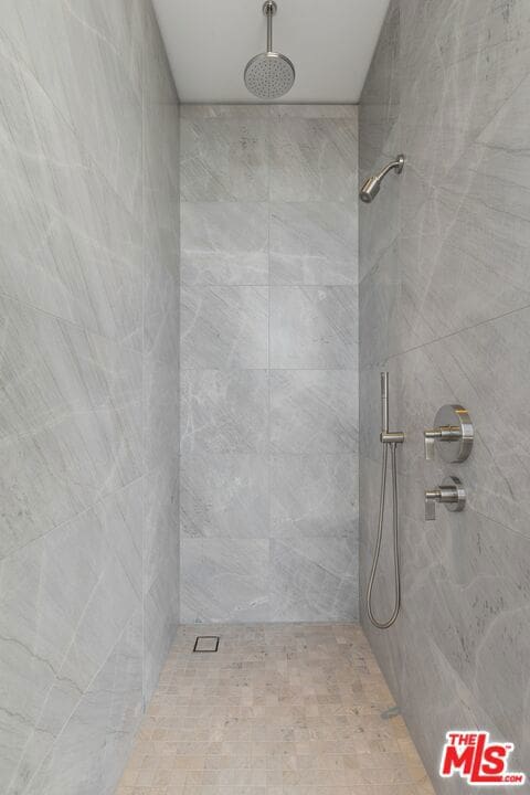 bathroom featuring tiled shower