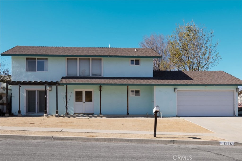 view of front property featuring a garage