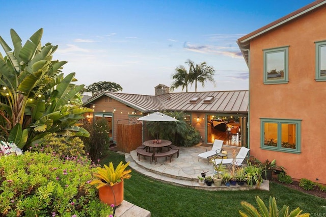 view of yard featuring a patio