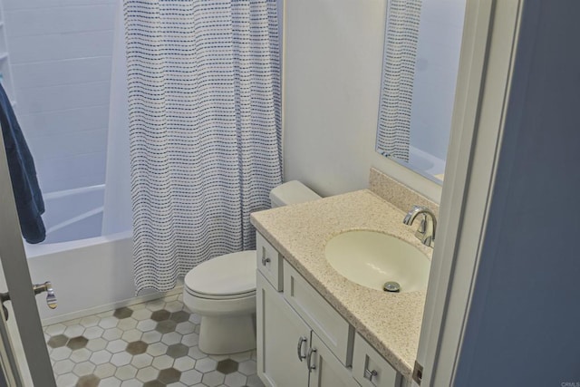 full bathroom featuring shower / tub combo with curtain, vanity, and toilet