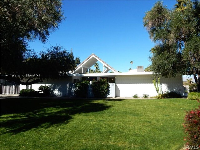 view of front of house featuring a front lawn