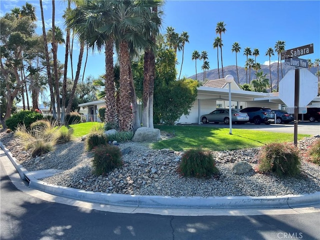 view of front of house featuring a front yard