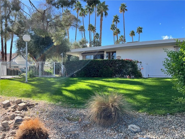 view of front of property featuring a front yard