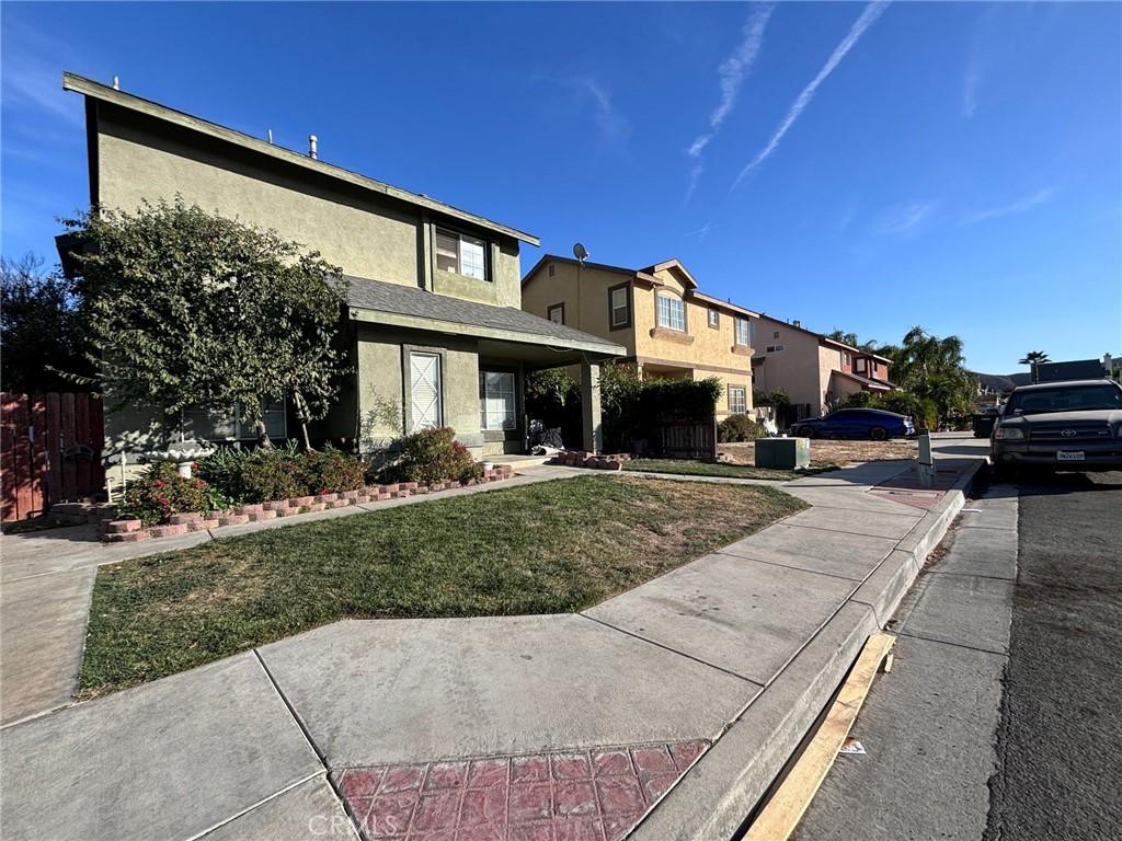 view of front of home featuring a front yard