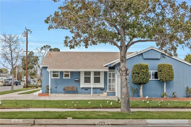 view of front of house featuring a front yard