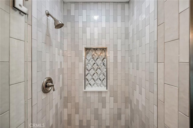 bathroom featuring tiled shower