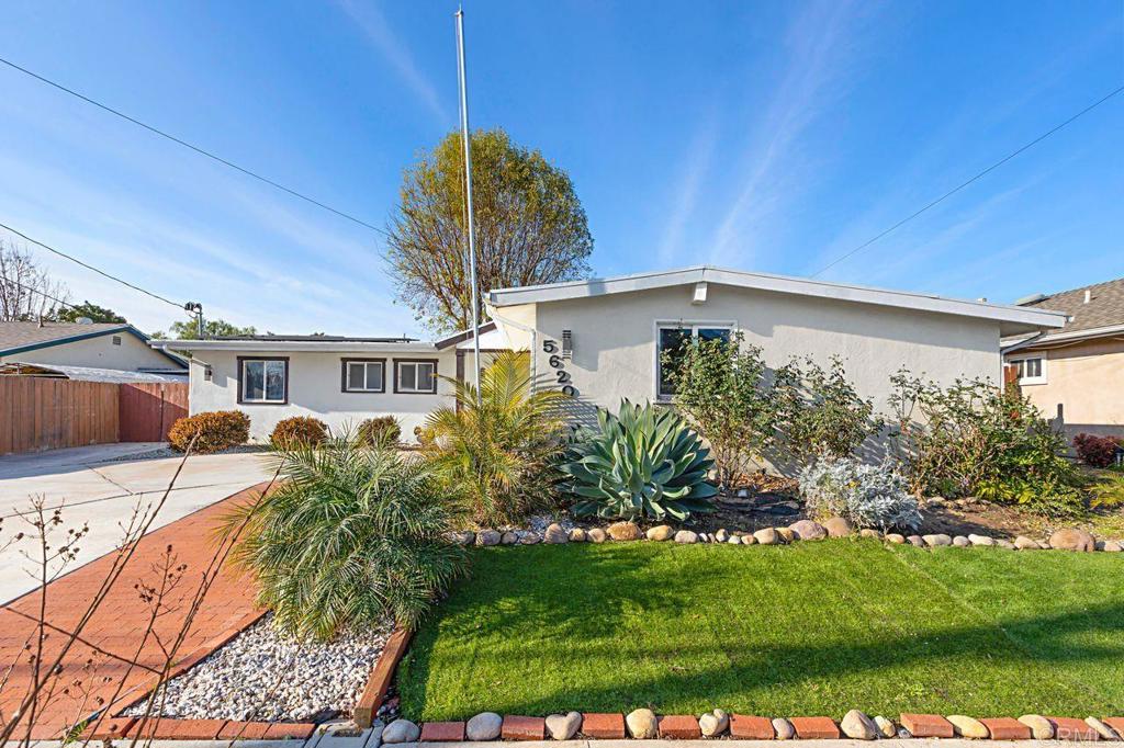 single story home with a front yard