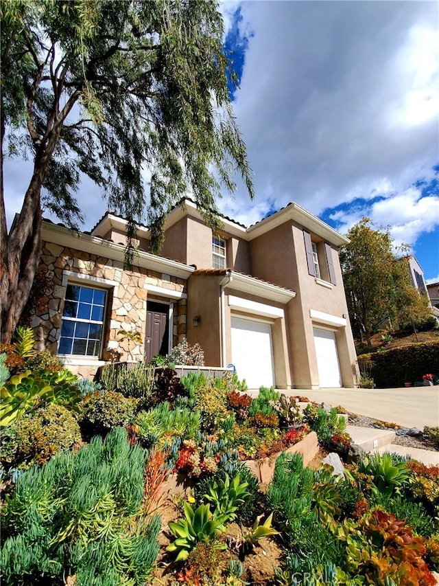 view of front facade featuring a garage