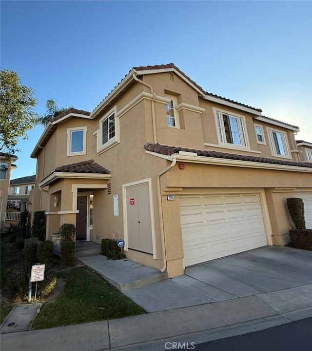 view of front facade featuring a garage