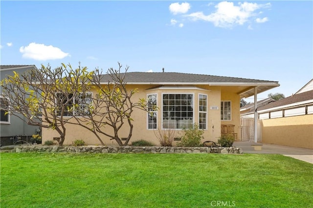 view of front of house with a front yard