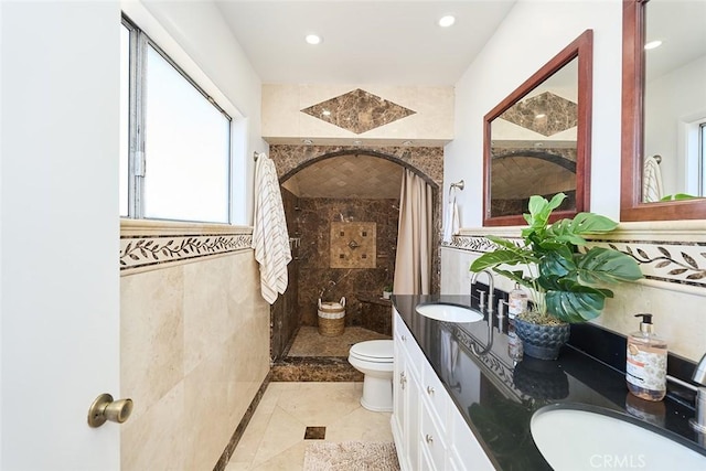 bathroom with toilet, a shower with shower curtain, and vanity