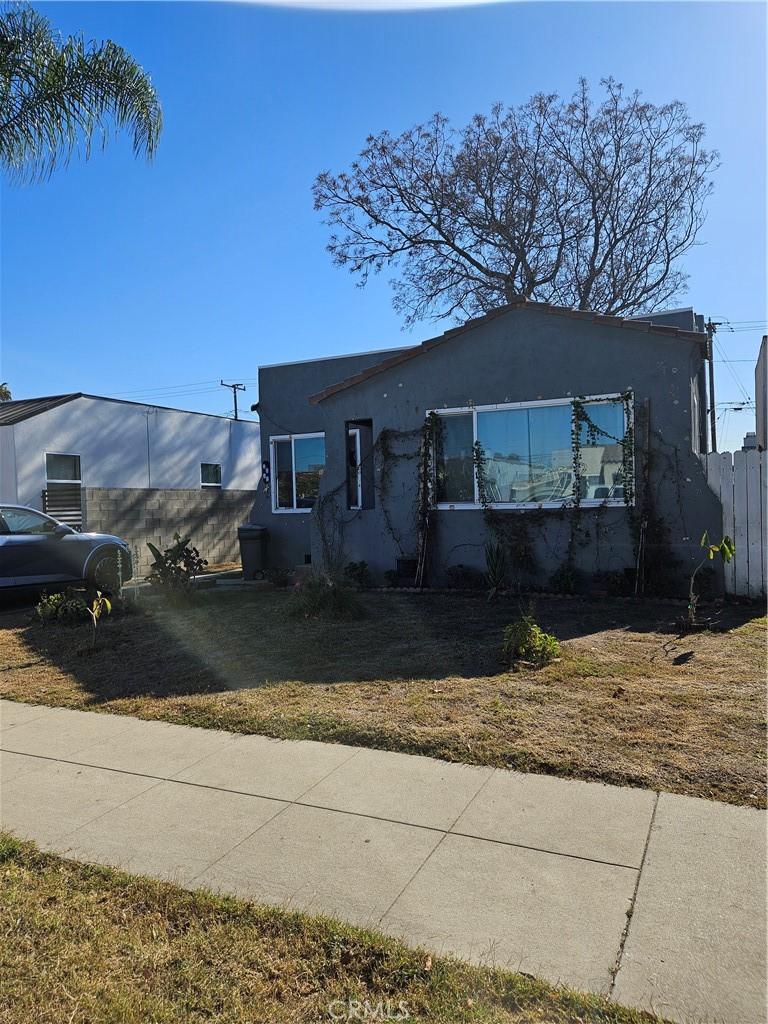 view of front of property with a front lawn