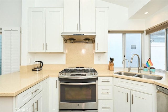 kitchen featuring sink, kitchen peninsula, white cabinets, and stainless steel appliances