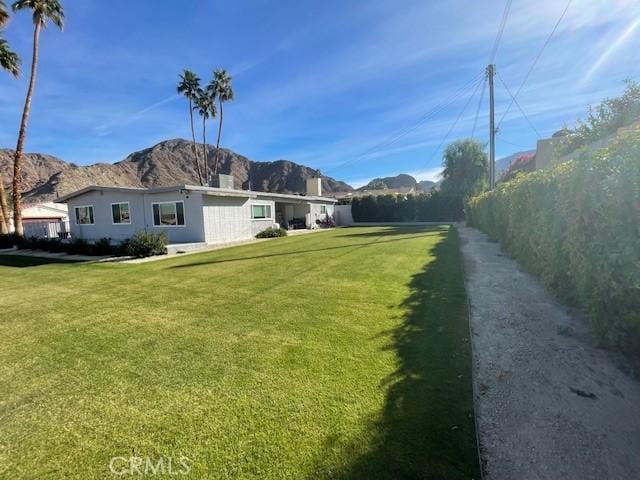 view of yard featuring a mountain view