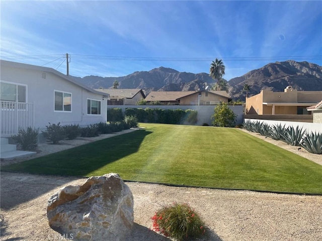 view of yard featuring a mountain view