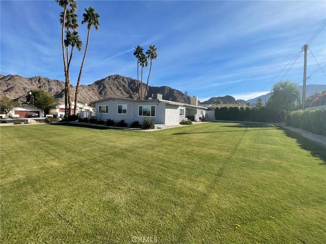 view of yard with a mountain view