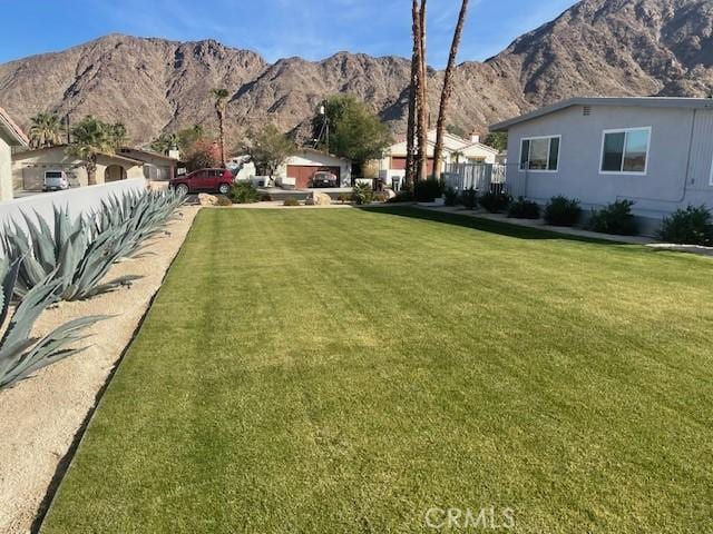 view of yard featuring a mountain view