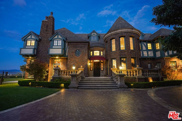 view of front of home featuring a yard