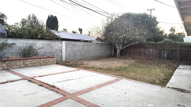 view of yard featuring a patio area