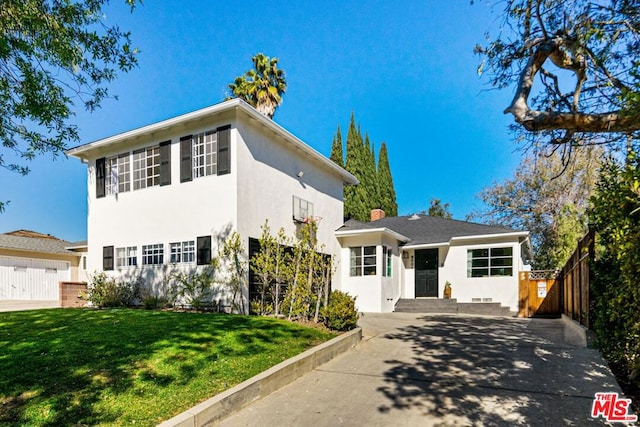 view of front facade featuring a front yard