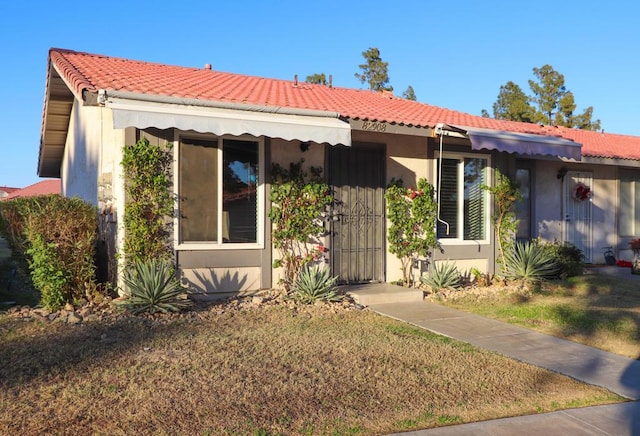 view of front of property with a front yard