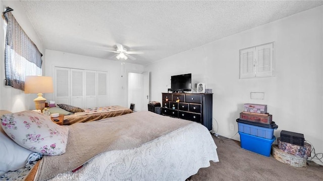 carpeted bedroom featuring ceiling fan, a textured ceiling, and a closet