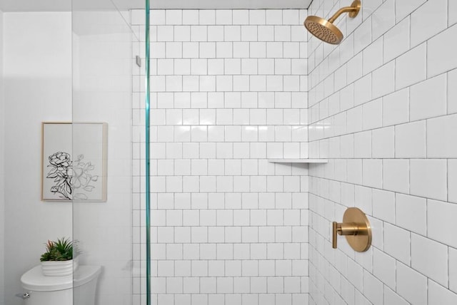 bathroom with toilet and tiled shower