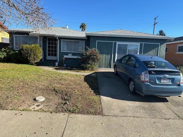 single story home with a front yard