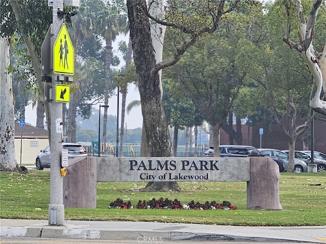 community sign featuring a yard