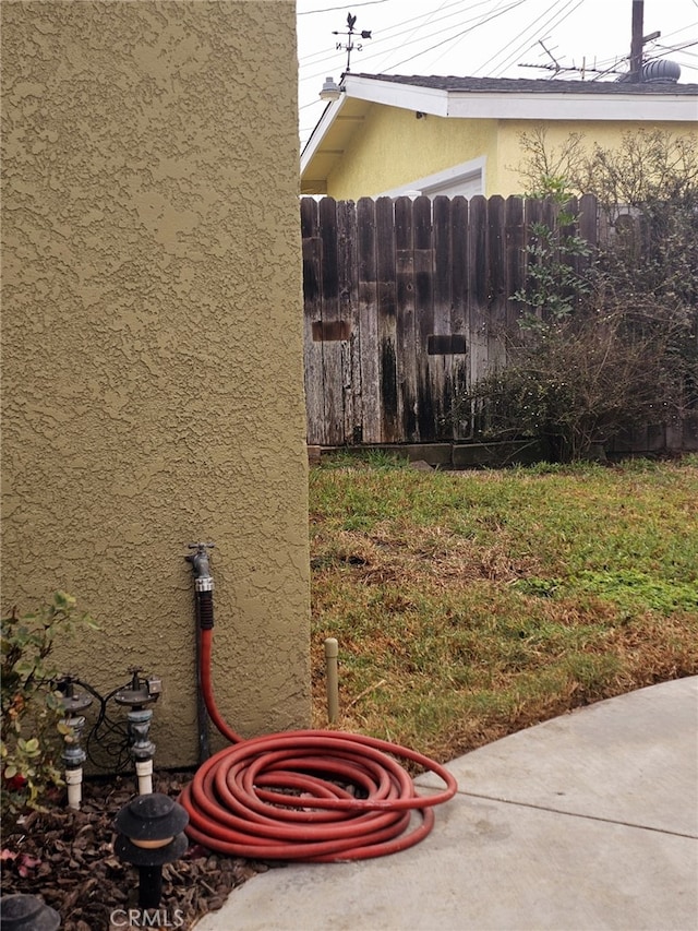 view of yard featuring a patio area