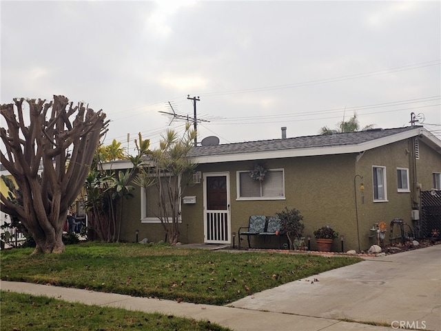 view of front facade featuring a front lawn