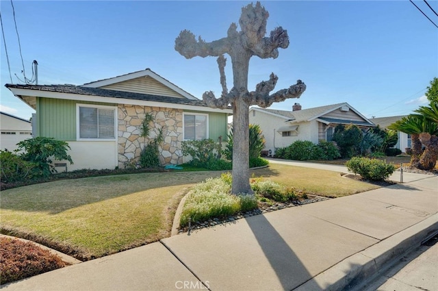 single story home with a front lawn