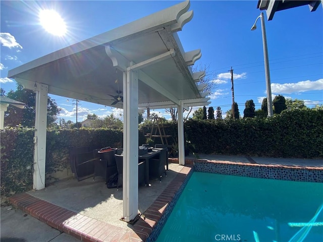 view of swimming pool with a patio area and ceiling fan