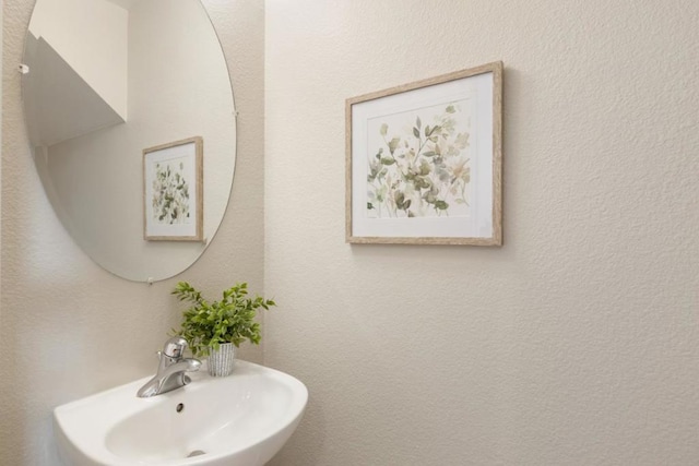 bathroom featuring sink