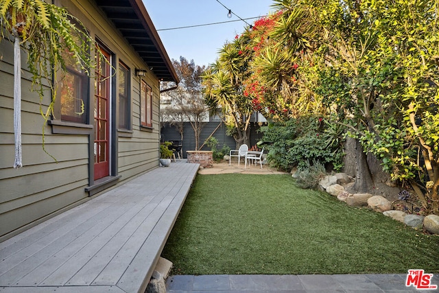 view of yard featuring a patio area