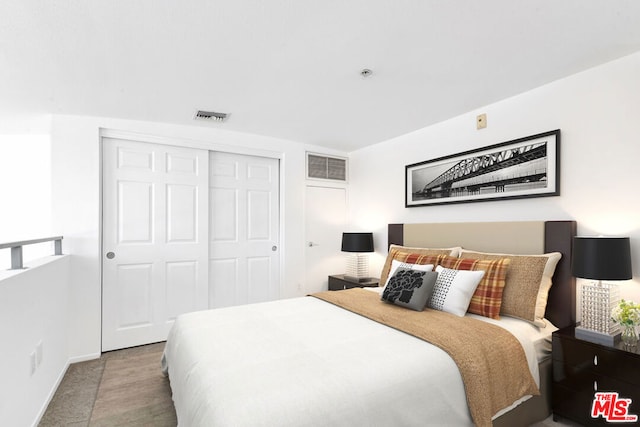 bedroom featuring carpet floors and a closet