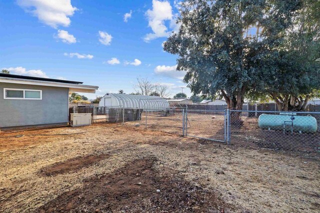 view of yard featuring an outbuilding