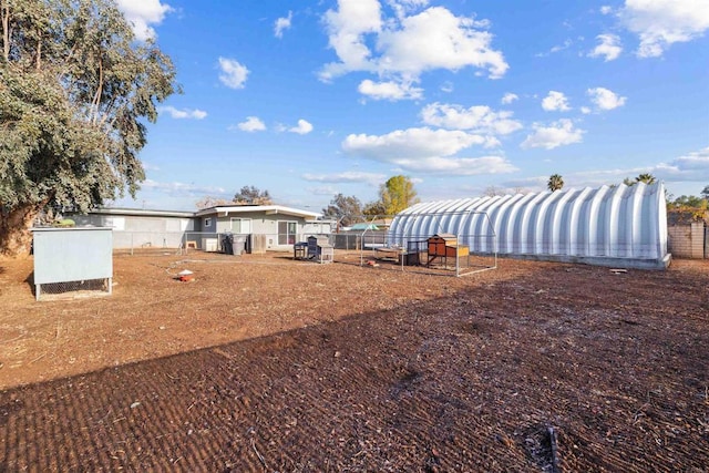 view of yard featuring an outdoor structure