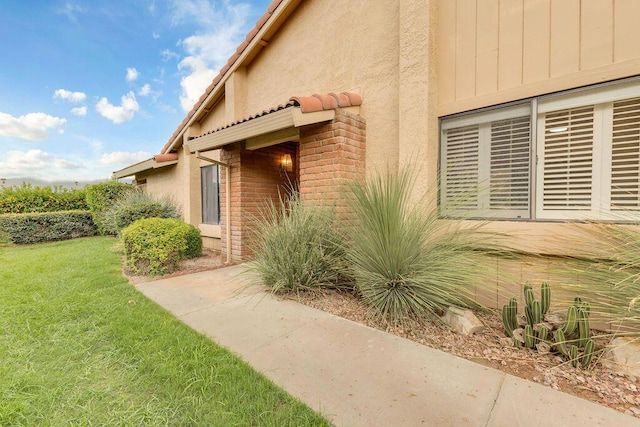 entrance to property featuring a yard