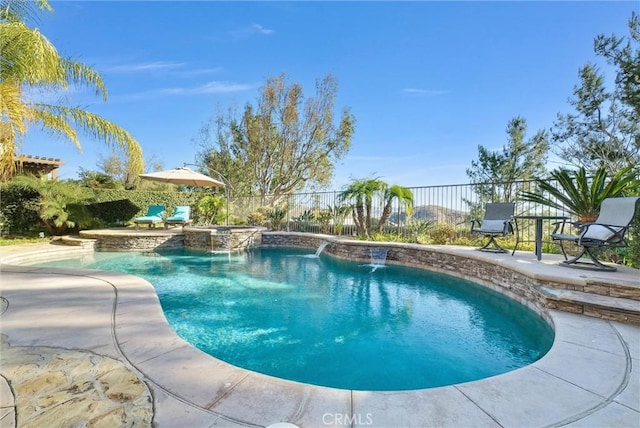 view of pool featuring an in ground hot tub, a patio area, and pool water feature