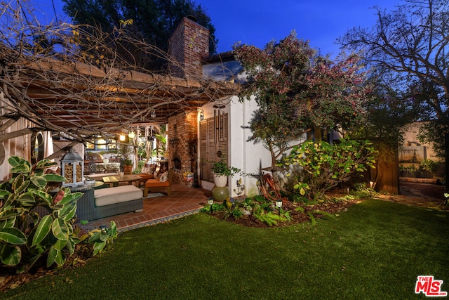 view of yard featuring a patio